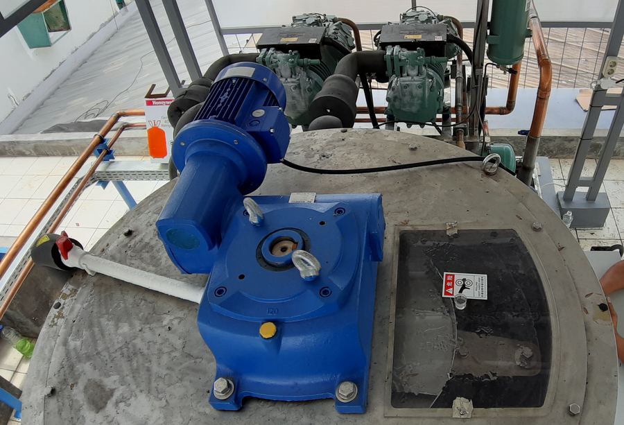 Flake ice machine